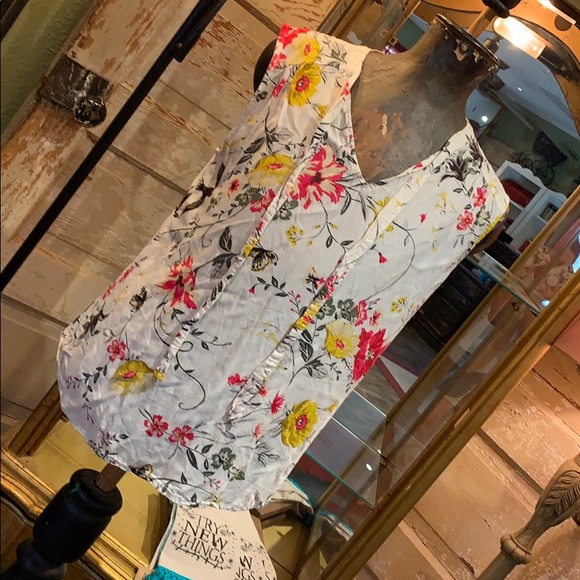 Cute Flowery Blouse! - Picture 2 of 3